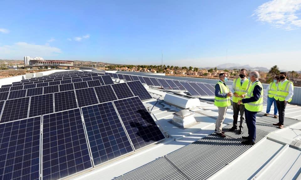 Murcia evita la emisión de cerca de 75 toneladas de CO2 a la atmósfera cada año gracias a las placas solares del tranvía